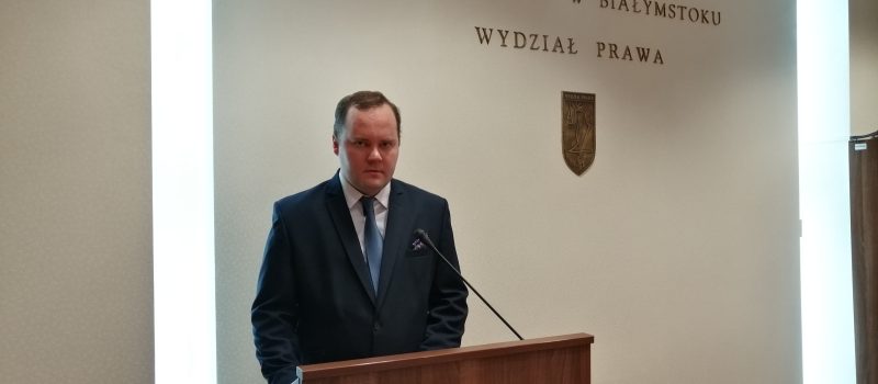 Maciej Oksztulski z Wydziału Prawa Uniwersytetu w Białymstoku – pierwszy w Polsce niemówiący autysta, który obronił rozprawę doktorską z dyscypliny nauki prawne